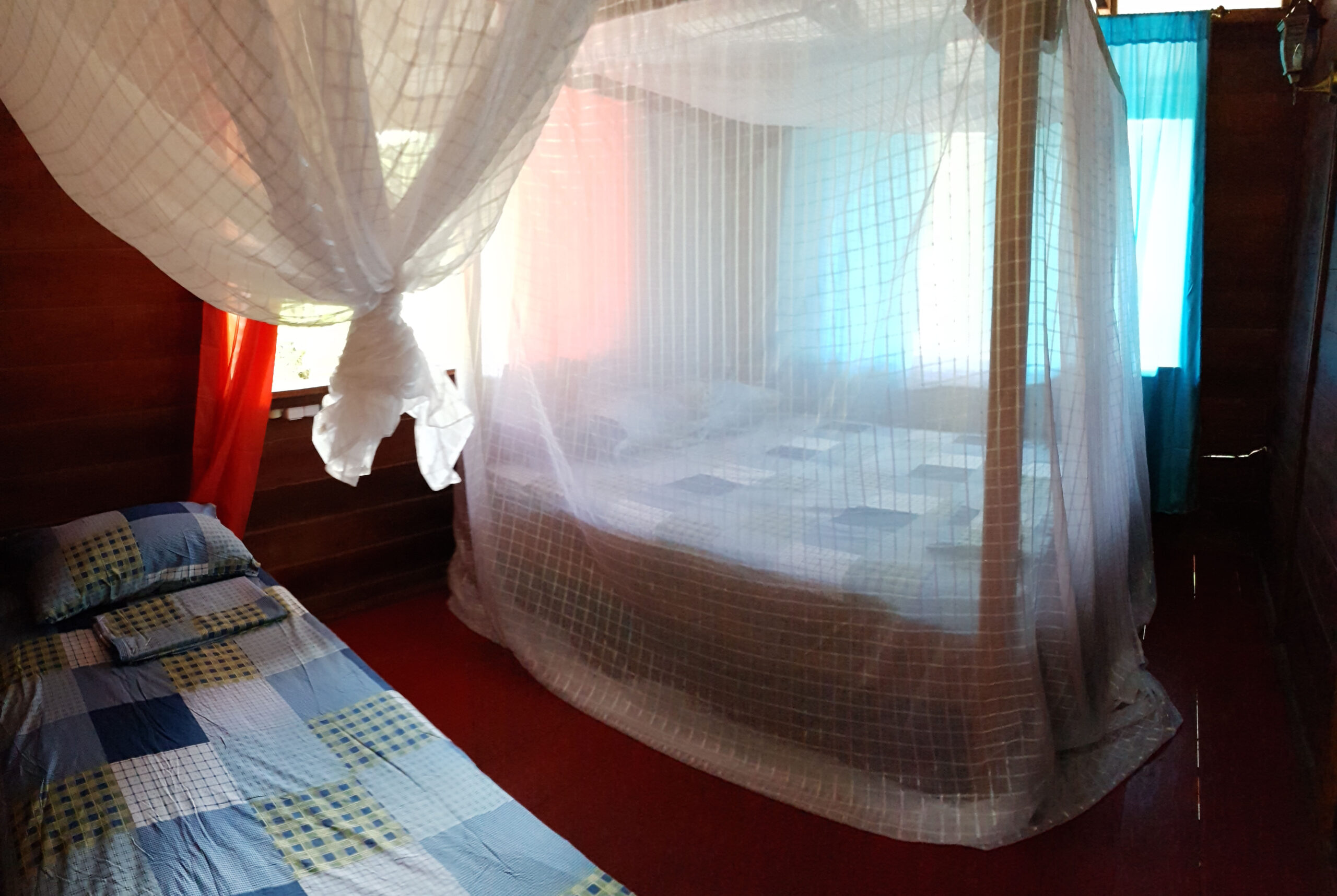 Palulu accommodatie Suriname, vijver lodge slaapkamer