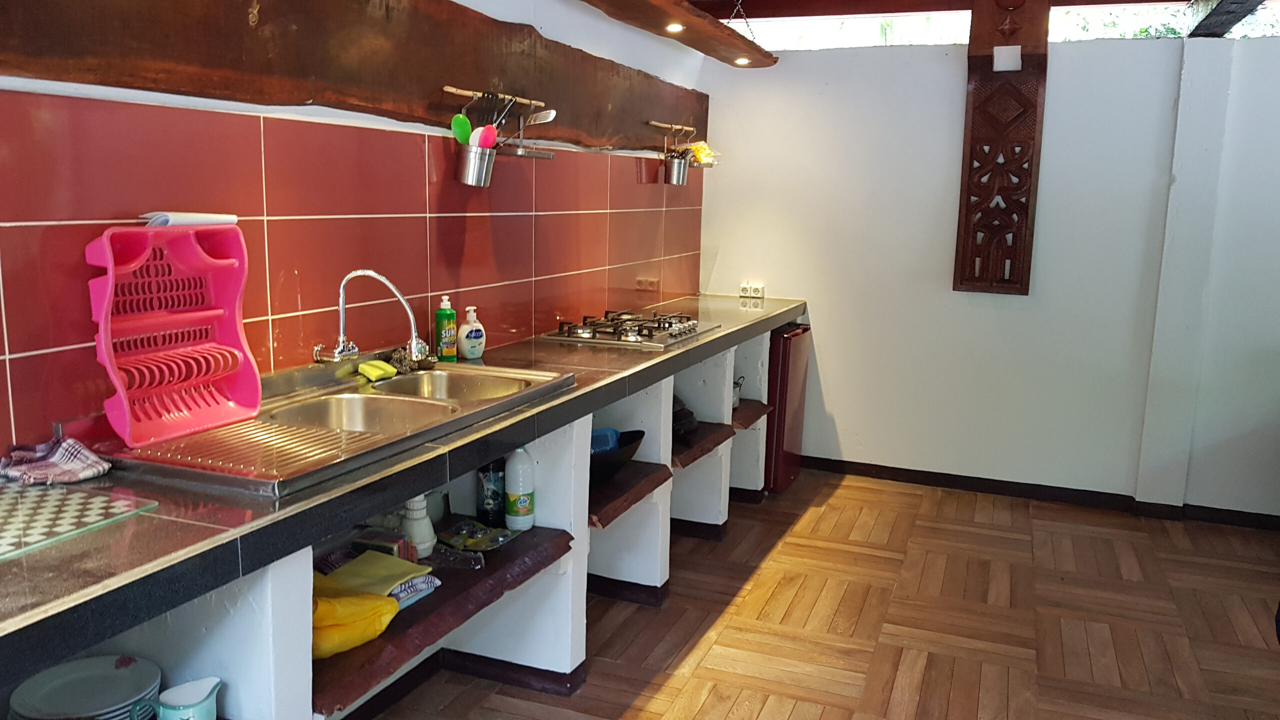Palulu accommodatie Suriname, vijver lodge keuken