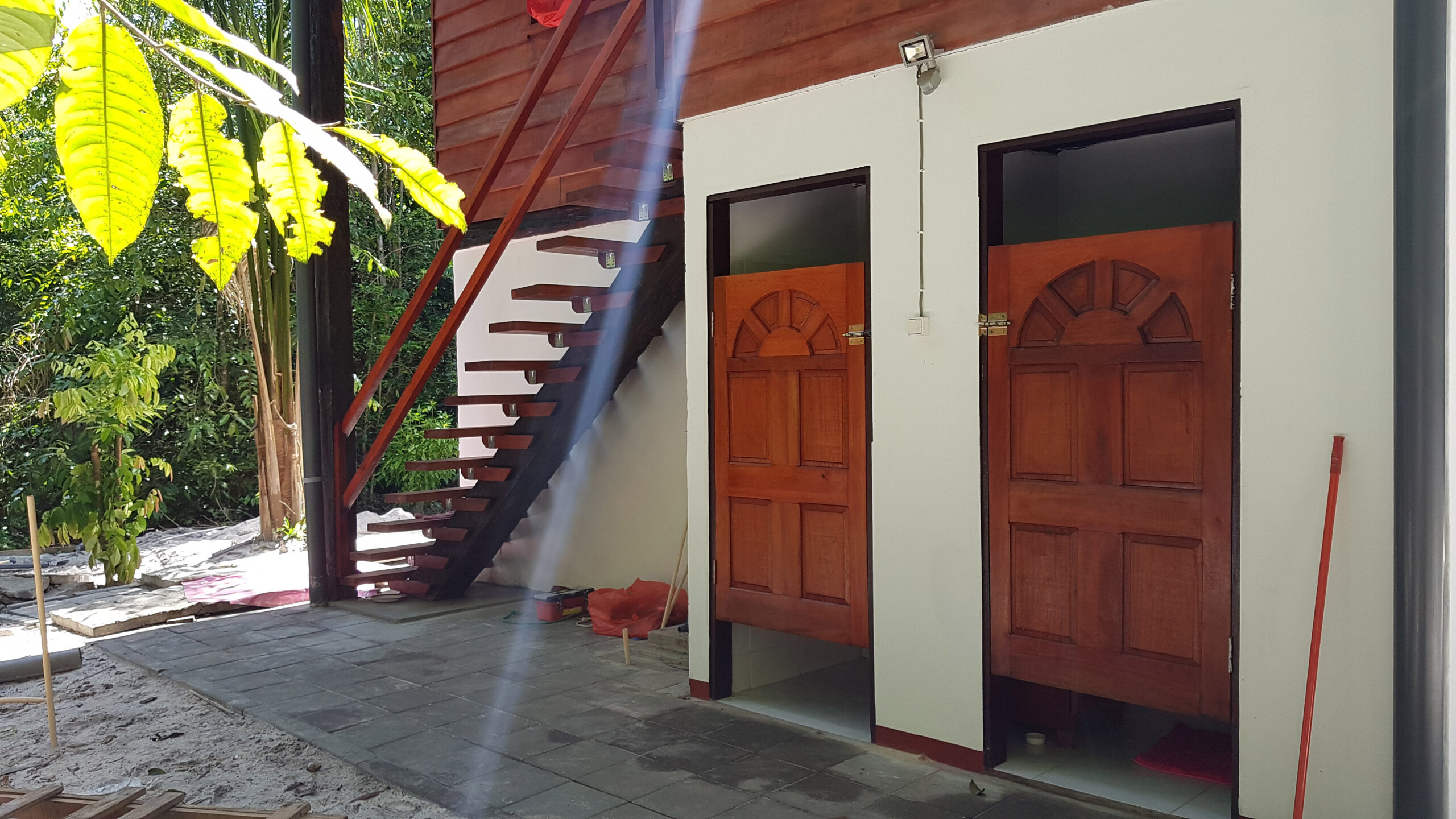 Palulu accommodatie Suriname, vijver lodge toilet