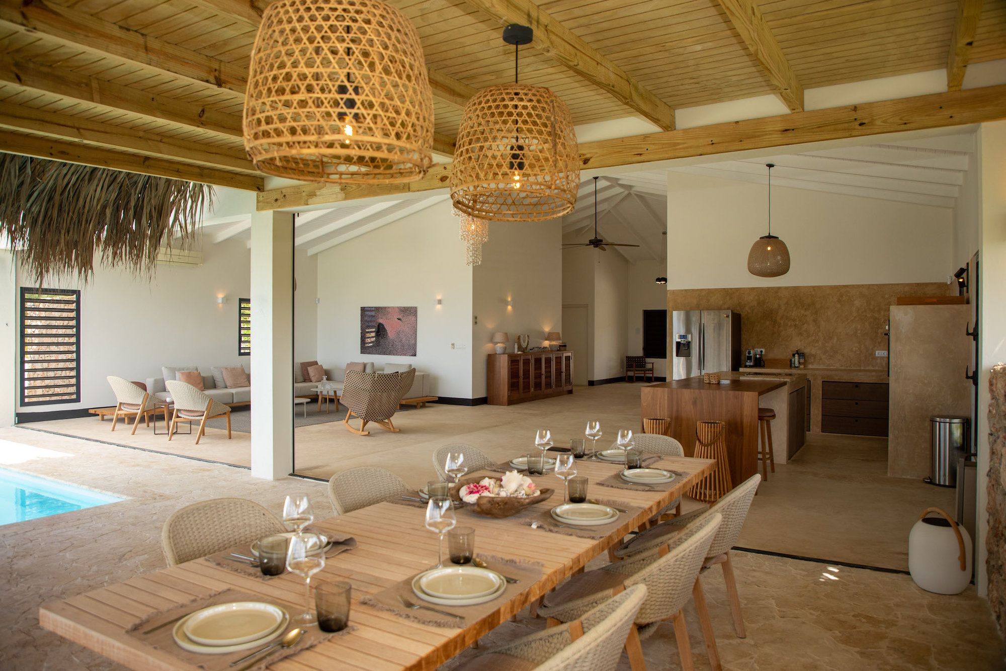 Sunrentals Bonaire Villa Kas Barbulete, luxe, buiten dineren, eettafel, zwembad met terras