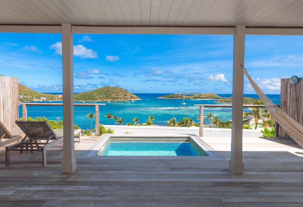 Karibuni Boutique hotel sint maarten accommodatie zwembad met uitzicht op zee