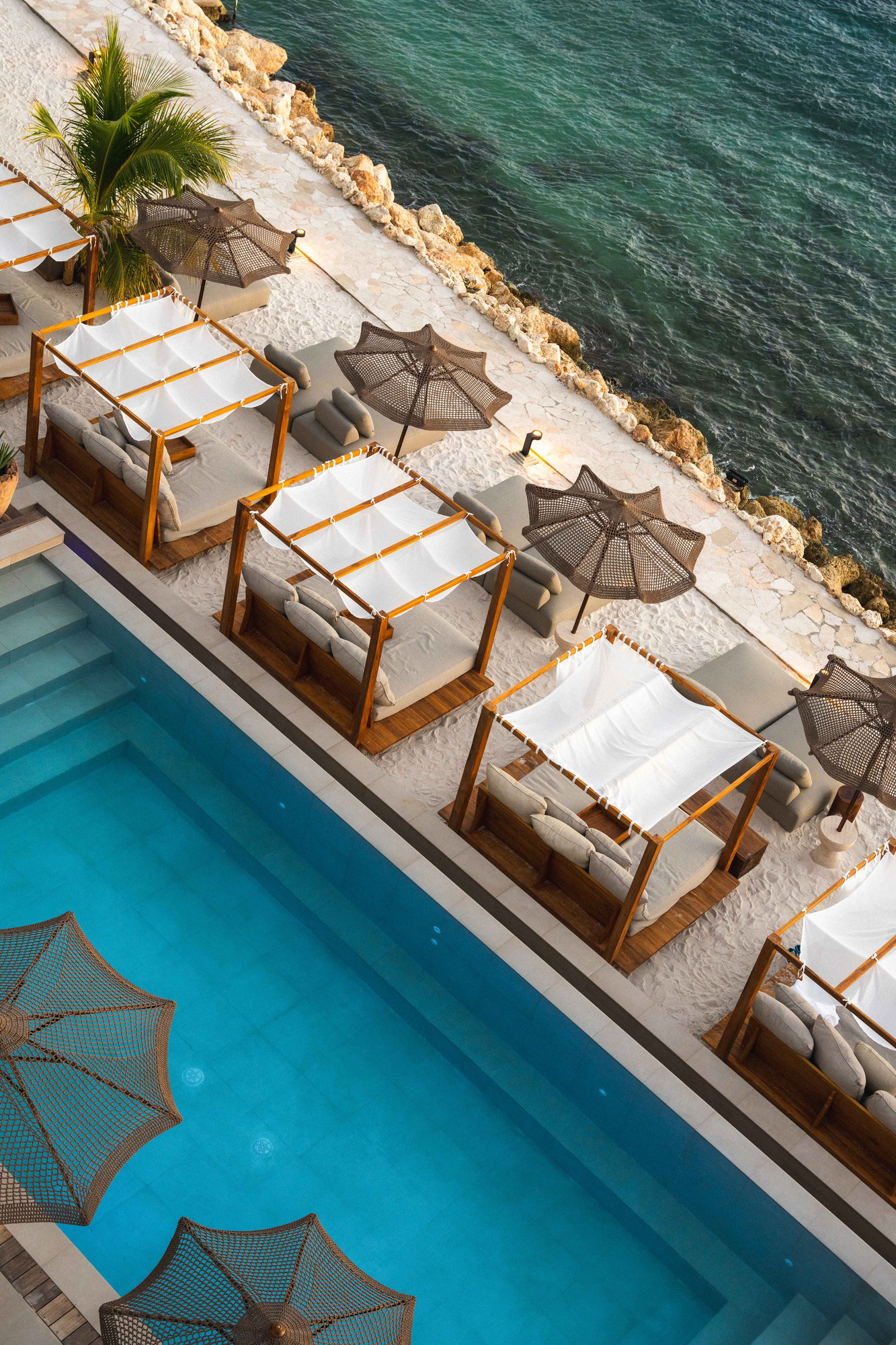 Art Hotel Curacao, accommodatie zwembad met uitzicht op zee