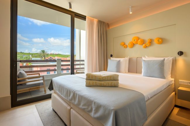 Art Hotel Curacao,slaapkamer luxury room, stadszicht