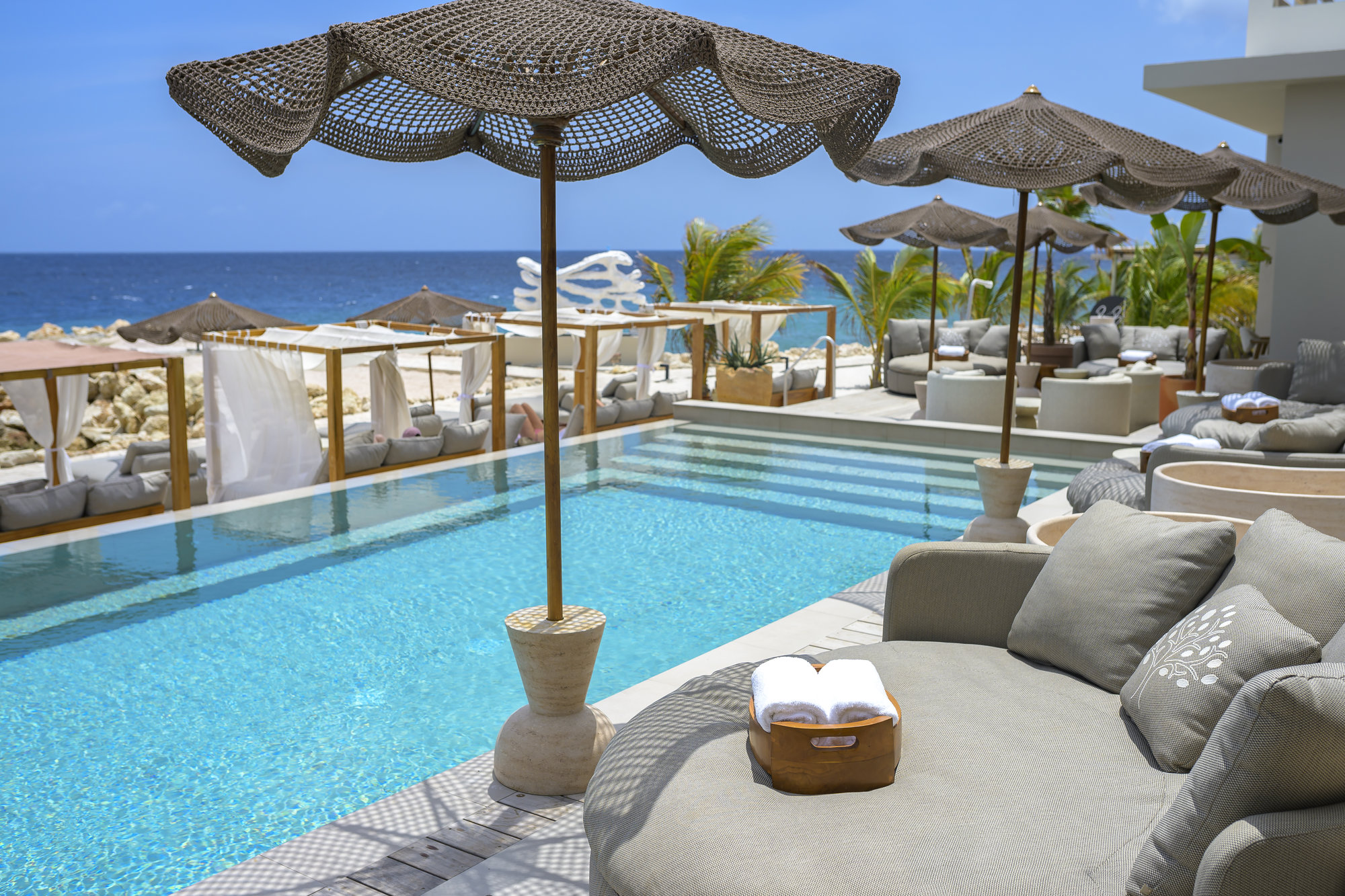 Art Hotel Curacao, zwembad met ligbedden