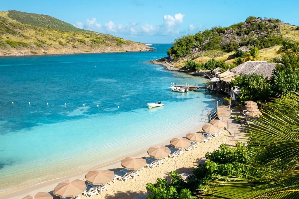 Karibuni Boutique hotel sint maarten accommodatie restaurant aan zee met strand en ligbedden