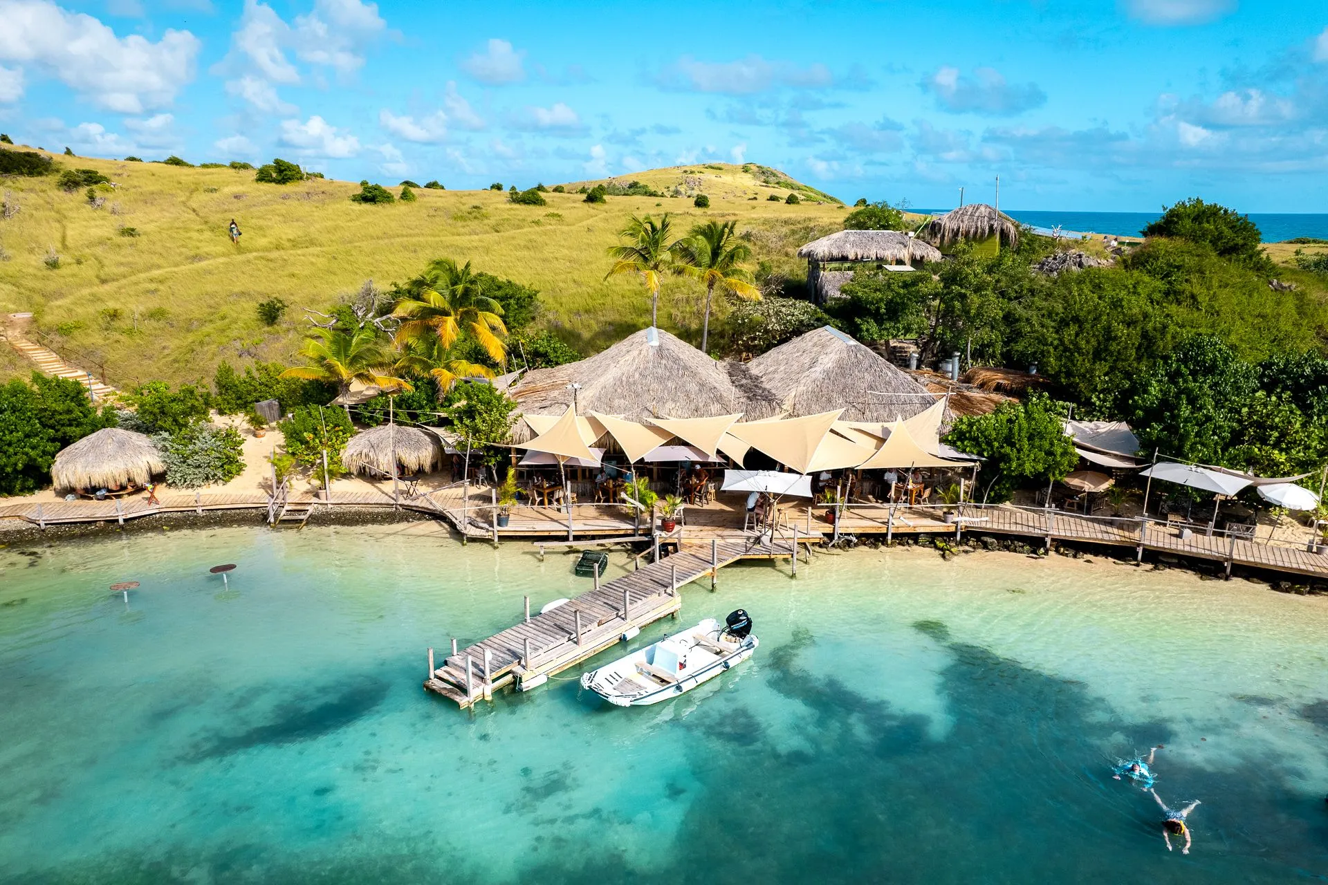 Karibuni Boutique hotel sint maarten accommodatie restaurant aan zee met strand en ligbedden