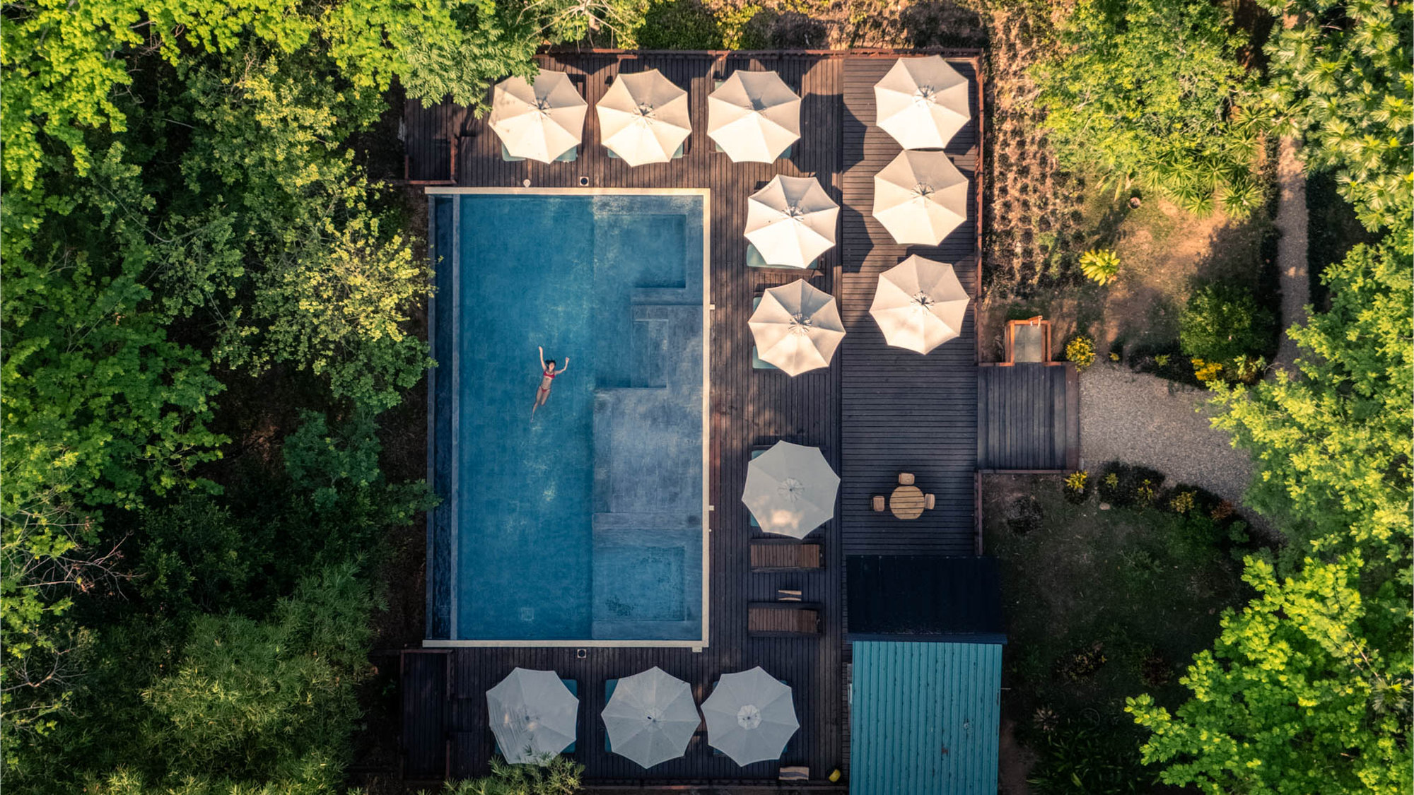 Sweet Songs Jungle Lodge Belize, accommodatie natuur zwembad met ligbedden in jungle