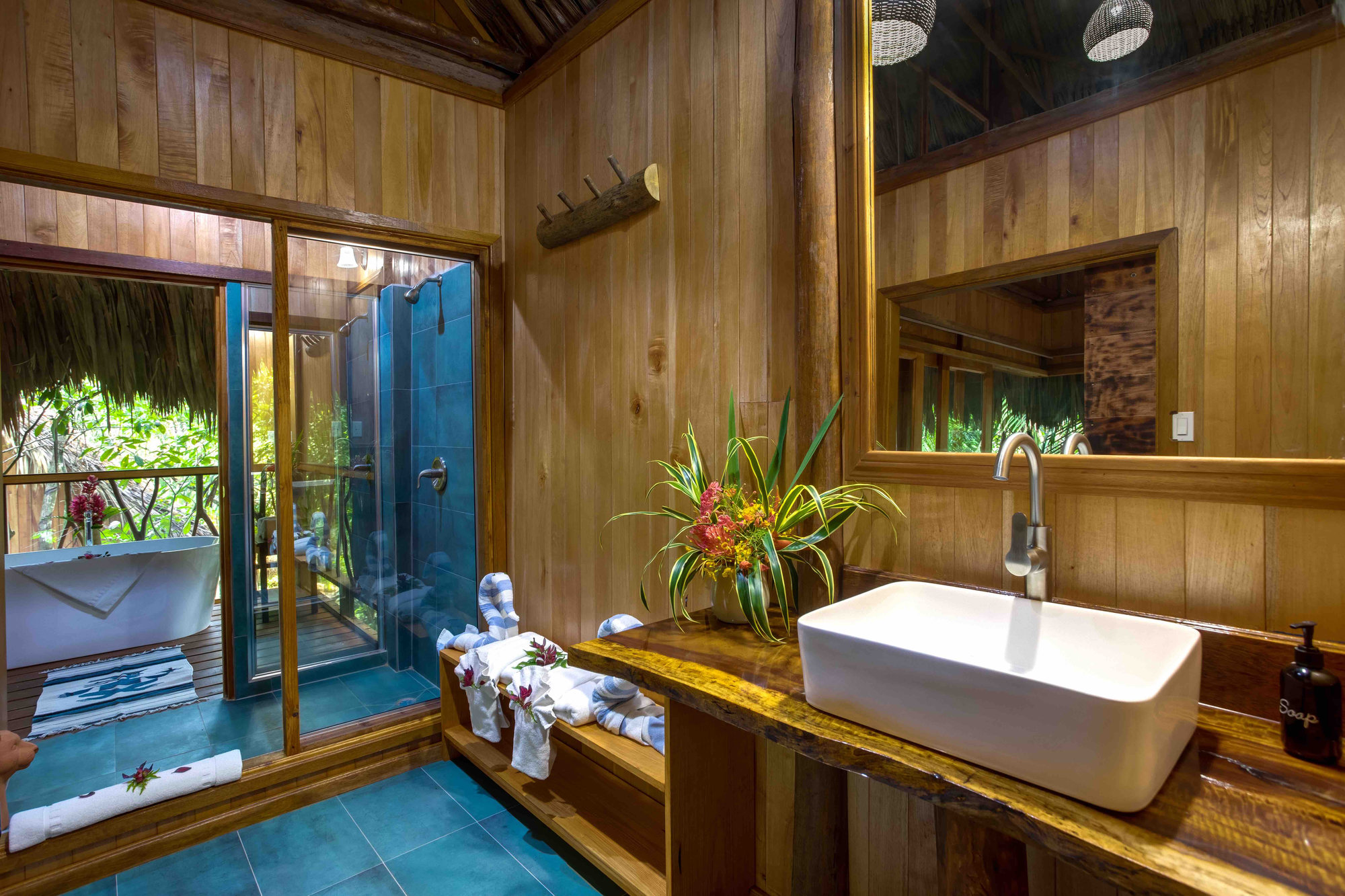 Sweet Songs Jungle Lodge Belize, accommodatie natuur jungle badkamer