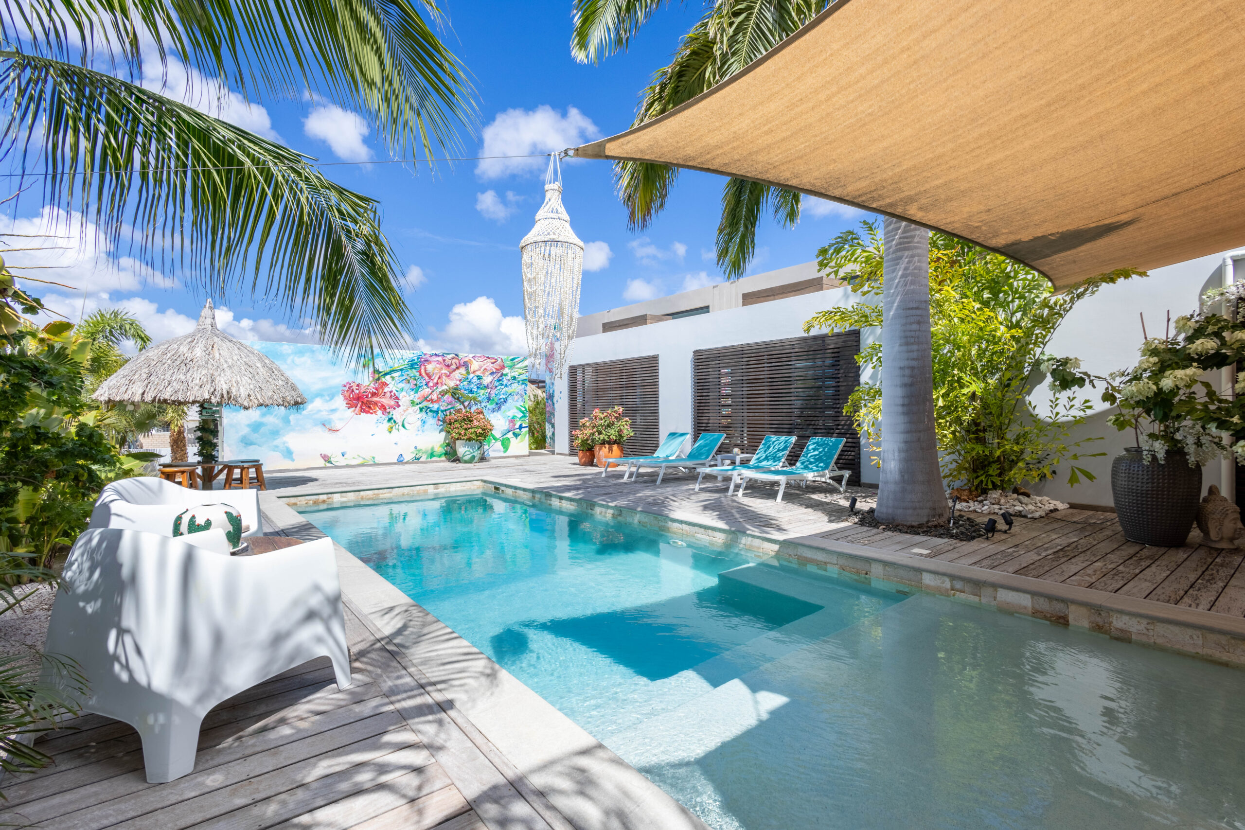 Villa huren curacao villa Barbulete, zwembad met ligbedden