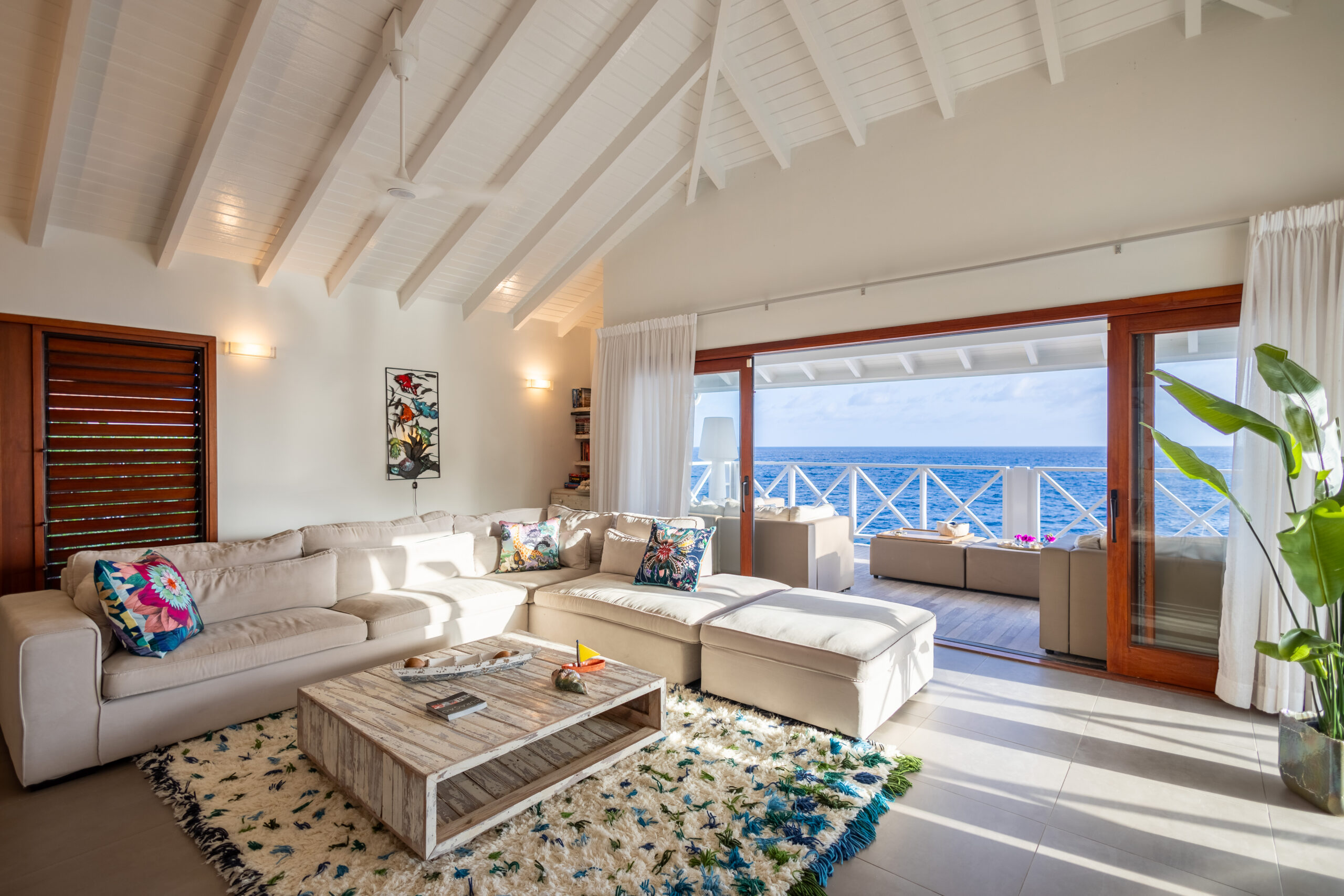 Villa huren curacao villa S-15 woonkamer met terras