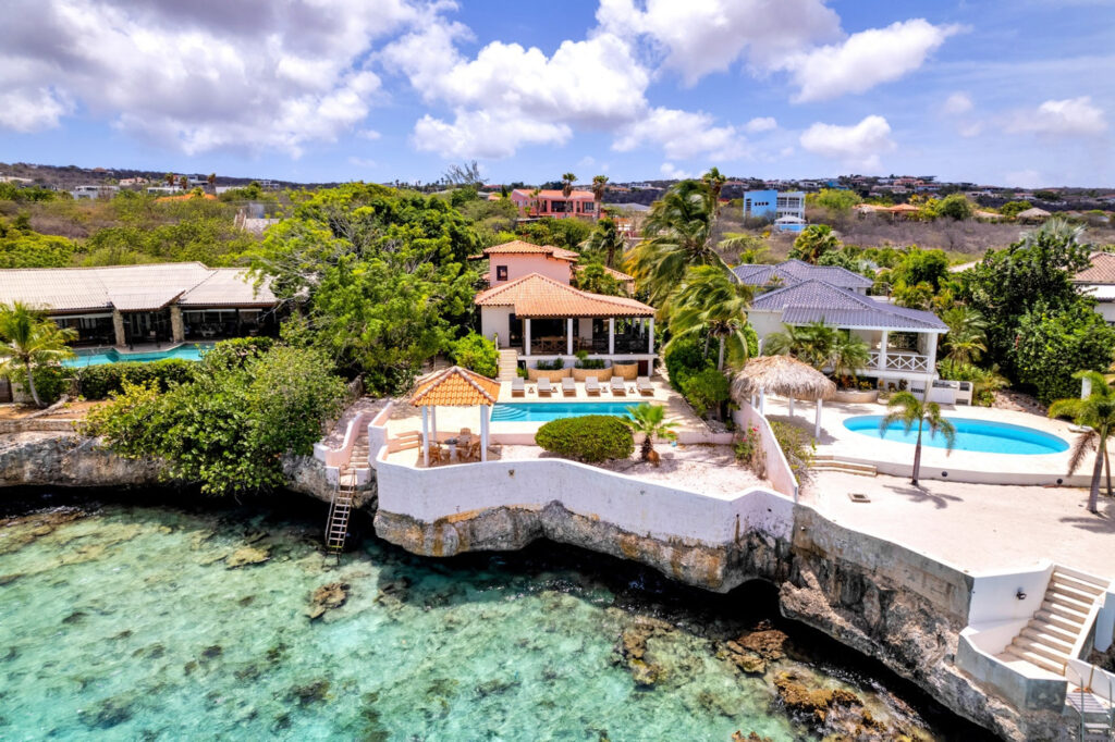 Sunrentals Bonaire Villa Crown Court, zwembad met ligbedden, luxe