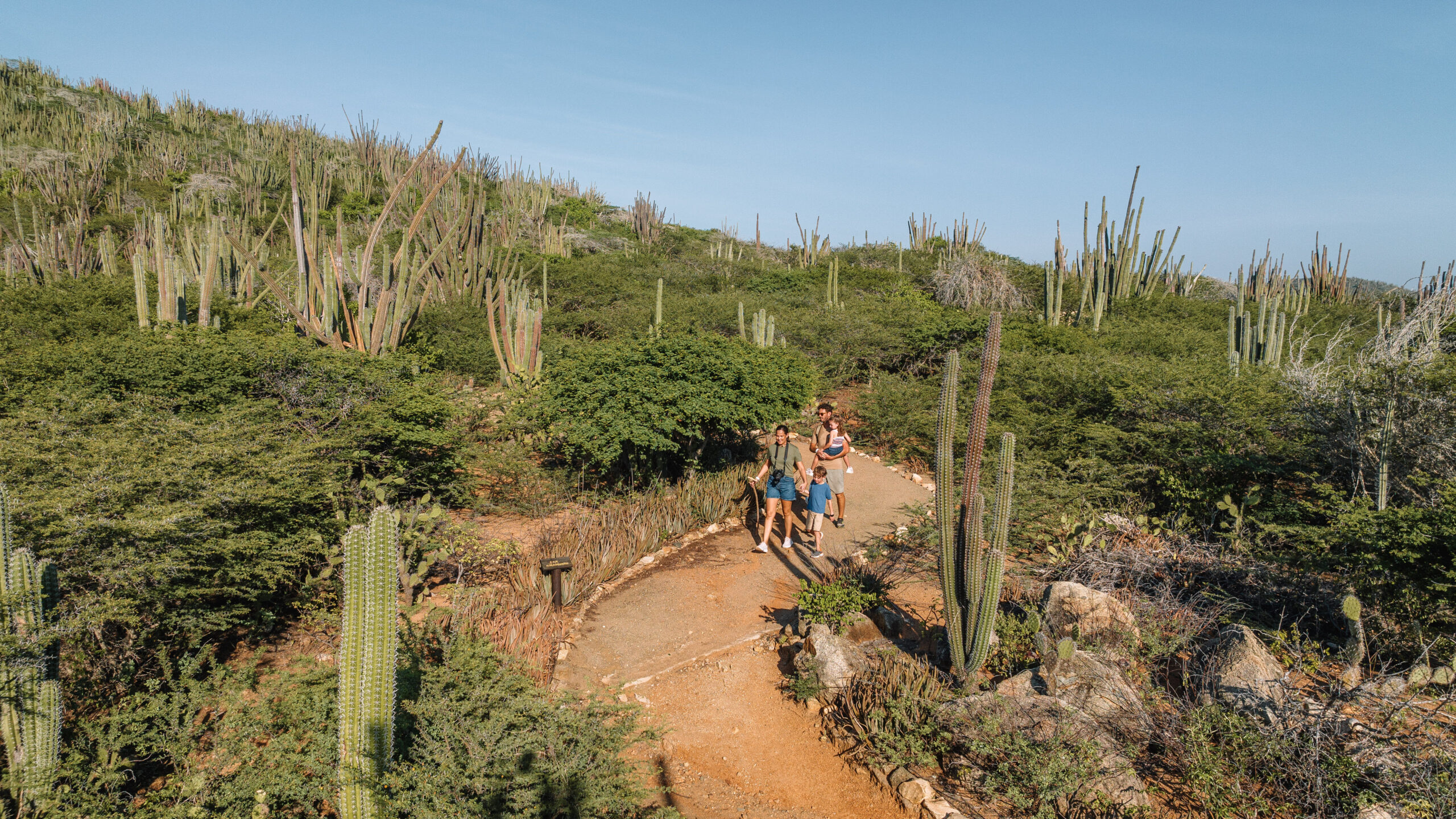 Familie aan het hiken in Parke Arikok Aruba