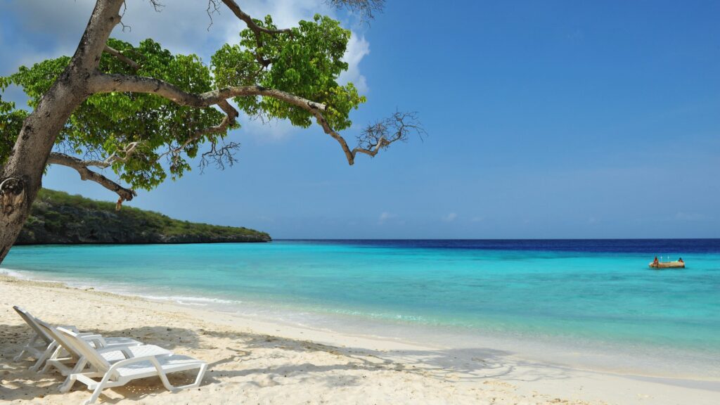 strand casabou curacao, blauwe zee, wit strand