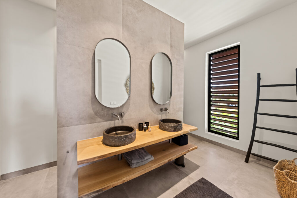 Villa Quatro Sol Curacao, villa huren, met zwembad en ligbedden, Jan Thiel, badkamer