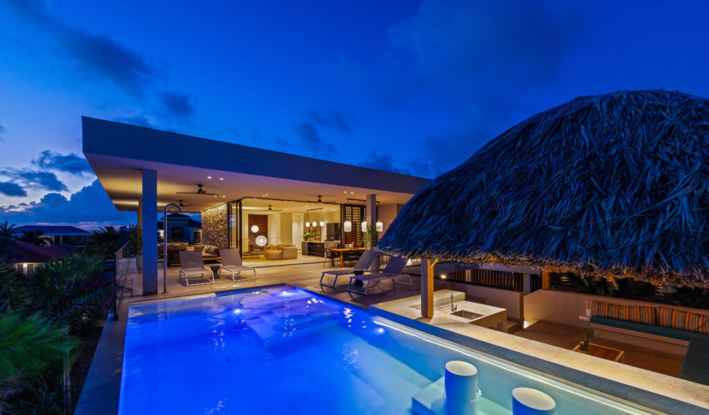 Villa Quatro Sol Curacao, villa huren, met zwembad en ligbedden, Jan Thiel, badkamer